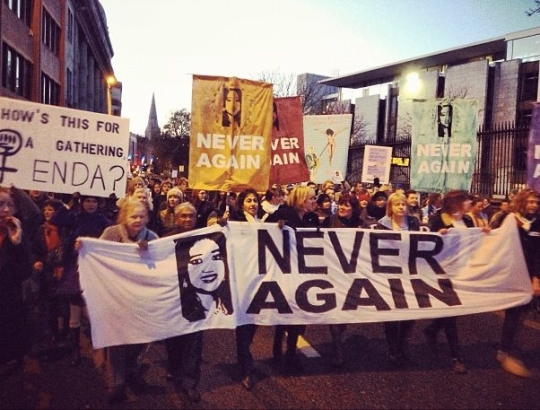 2011년 낙태를 허락받지 못한 후 패혈증으로 사망한 여성의 사건 후 벌어진 낙태 합법화 요구 거리 시위 모습. 
출처 : 초이스 아일랜드 choiceireland.org
