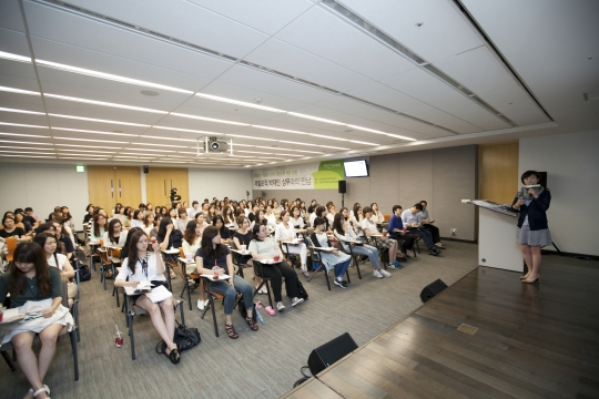 박재인 제일모직 상무가 지난 8월 26일 저녁 서울 서초동 삼성사옥에서 열린 여기(女氣) 모여라 행사에서 여성 130여명을 상대로 강연하고 있다.
