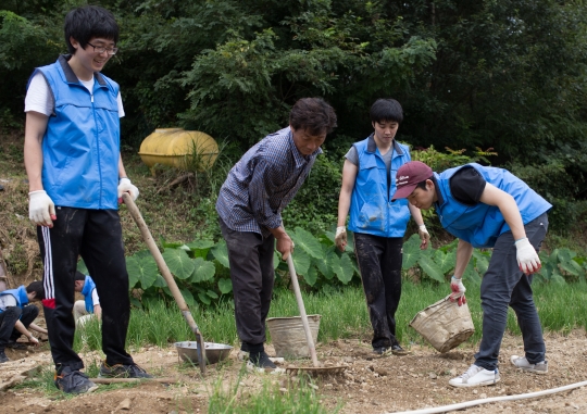 2일 부산 수영구 자원봉사자들이 부산 기장군 일광면 문동리 파밭을 찾아 물도랑을 정비하고 있다.
