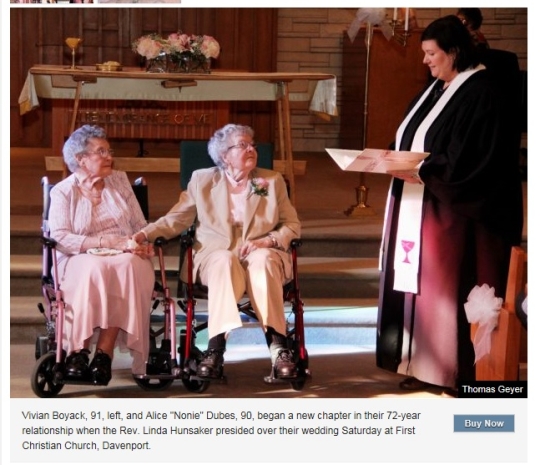 휠체어에 탄 채 손을 꼭 잡고 결혼식에 참여한 90세의 앨리스 노니 듀베스와 91세의 비비안 도약 커플. 두 사람의 사연을 제일 처음 소개한 대번포트시의 지역신문 Quad-City Times의 기사 중. 
출처 : qctimes.com