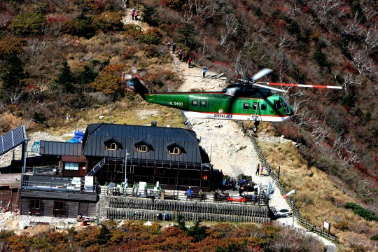 강원 속초시 설악산국립공원 중청대피소에서 헬리콥터가 이륙하고 있다. ⓒ뉴시스·여성신문