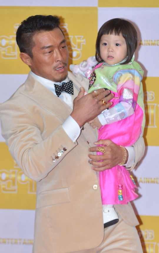 20일 UFC 복귀전을 치루는 추성훈 선수가 딸 사랑이를 안고 있다. ⓒ뉴시스·여성신문