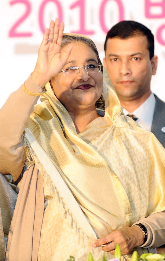 셰이크 하시나 방글라데시 총리가 2010년 5월 서울 장충체육관에서 열린 2010 방글라데시 페스티벌에서 교민들과 인사를 하고 있다. ⓒ뉴시스·여성신문