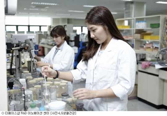 더페이스샵 R&D 이노베이션 센터에서 연구원들이 화장품 원료를 검사하고 있다. ⓒLG생활건강