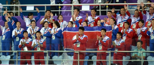24일 오후 인천 남동체육관에서 열린 2014 인천아시안게임 남녀 종목별 결승 도마 경기에서 북한 응원단이 박수를 치고 있다. ⓒ뉴시스·여성신문