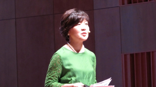이호경 유한킴벌리 전무가 9월 23일 저녁 서울 신사동 광림아트센터에서 열린 ‘일맘 콘퍼런스’에서 강연을 하고 있다. ⓒ유한킴벌리