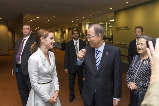 유엔여성 ‘히포쉬’ 캠페인 행사장 복도에서 대화 중인 엠마 왓슨(왼쪽)과 반기문 유엔사무총장(가운데). 오른쪽은 유순택 여사.
UN Photo/Mark Garten