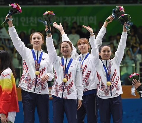 24일 열린 2014 인천아시안게임 펜싱 여자 플뢰레 단체전 결승전에서 금메달을 획득한 한국 선수들이 관중들에게 인사를 하고 있다. ⓒ뉴시스·여성신문