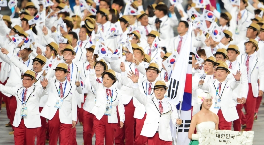 19일 오후 인천아시아드주경기장에서 열린 2014 인천 아시아경기대회 개막식에서 대한민국 선수단이 태극기를 흔들며 입장하고 있다 ⓒ뉴시스·여성신문