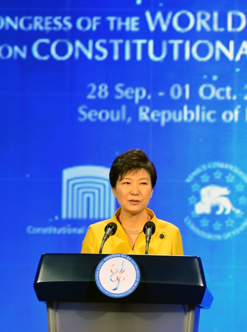 박근혜 대통령이 29일 서울엣 열린 세계헌법재판회의 제3차 총회 개회식’에 참석해 축하 인사를 하고 있다.