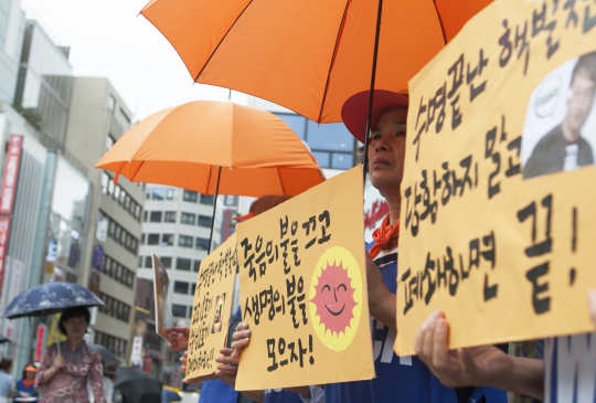 서울 중구 명동에서 한국YWCA연합회 회원들이 시민들을 상대로 탈핵과 탈원전 캠페인을 펼치고 있다. ⓒ이정실 여성신문 사진기자