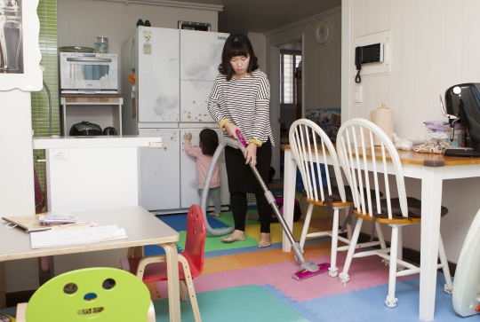 두 살 난 딸을 키우는 주부 김아영(33)씨가 집안 청소를 하고 있다. 미취학 자녀를 키우는 전업주부는 하루 평균 8시간 이상 일하지만, 이들의 노동은 그저 ‘집안일’로만 여겨지고 있다. ⓒ이정실 여성신문 사진기자