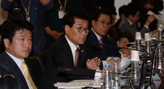 새누리당 신동우 의원(가운데)이 16일 국회 정무위원회의 국정감사에서 질의하는 모습. ⓒ뉴시스·여성신문