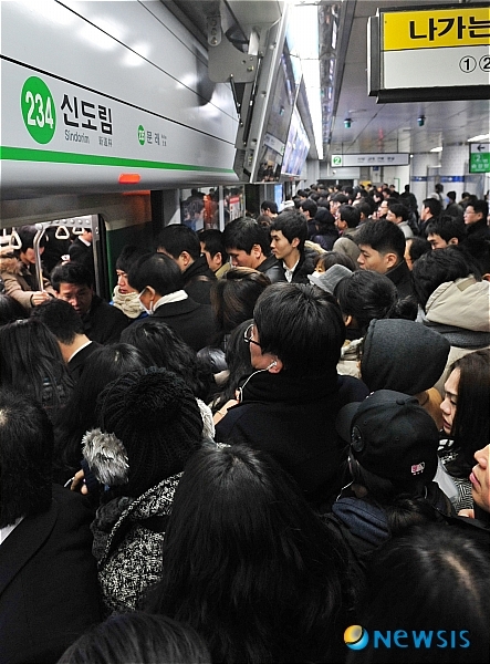 서울 지하철 신도림역이 출근길 시민들로 크게 붐비고 있다. ⓒ뉴시스‧여성신문
