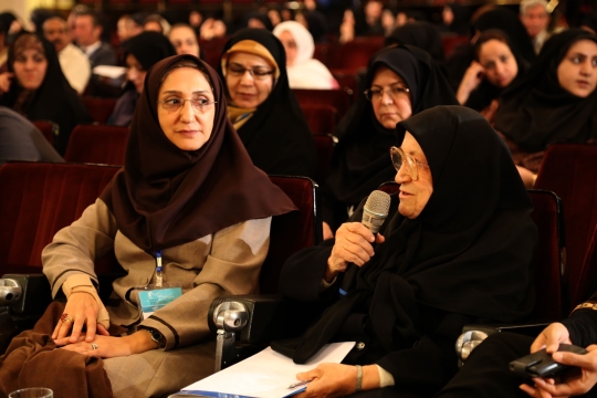 여성포럼에 참석한 80대의 한 이란 여성은 지난 수십년 간 이란에서 이렇게 많은 여성들이 한자리에 모여 여성의 역할에 대한 논의의 장이 마련된 것은 처음이라고 말했다.