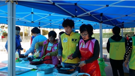 대전시 대덕구 지역주민 한마당축제에서 건양사이버대학교 요양시설경영학과 대학생 자원봉사단이 참여해 사랑나눔 행사를 돕고 있다.