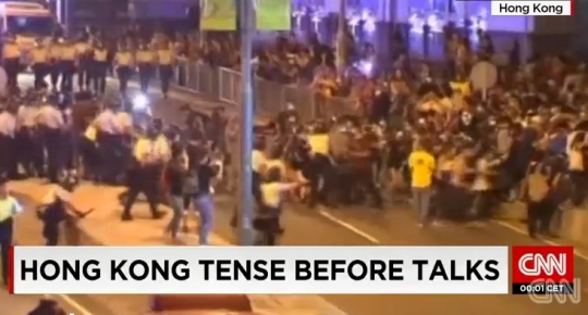 지난 19일 CNN 카메라에 잡힌 홍콩 시위대와 경찰의 충돌 모습 ⓒCNN 방송 캡쳐