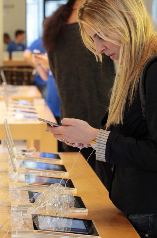 프랑스 파리 애플 스토어에서 고객들이 아이폰6와 아이폰6플러스 등을 살펴보고 있다. ⓒ뉴시스ㆍ여성신문