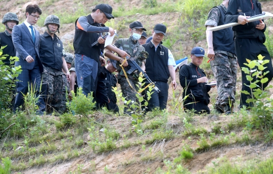 지난 6월 강원도 동부전선 GOP서 총기난사 후 구속된 임 병장이 현장검증을 하고 있는 모습. (사진은 기사와 무관) ⓒ뉴시스·여성신문