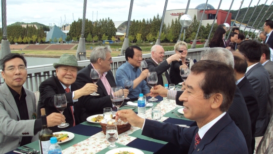 프랑스 와인 생산 1위 복귀/ 사진은 지난해 2013 대전국제 푸드 & 와인페스티벌 행사장을 찾은 관람객들이 와인과 함께 오찬을 즐기고 있는 모습.