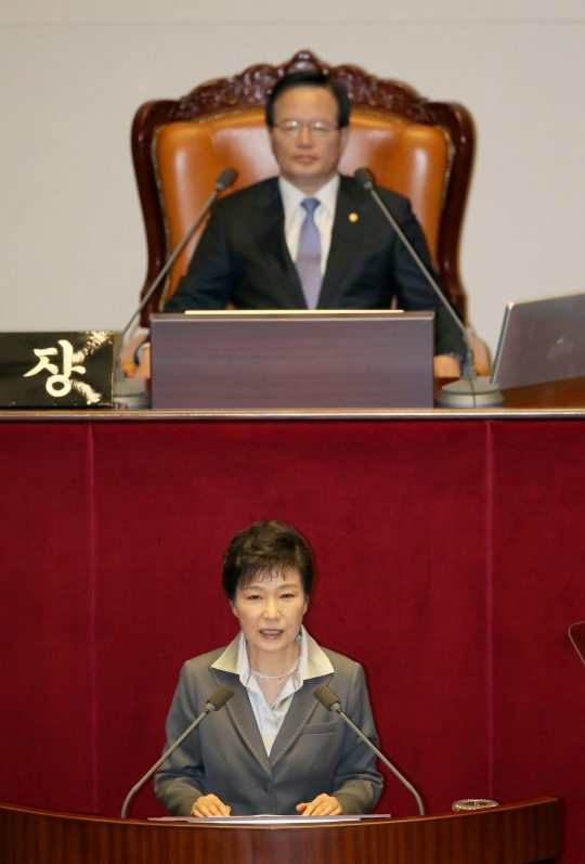 박근혜 대통령이 29일 국회 본회의에서 2015년도 예산안 및 기금운용계획안에 대한 정부의 시정연설을 하고 있다. ⓒ뉴시스·여성신문
