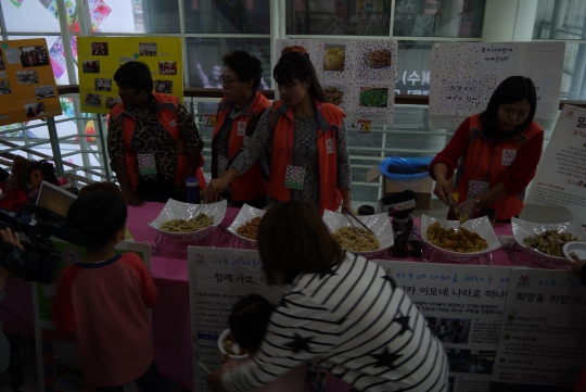 지난 10월 26일 서울 광진구 자양동 광진문화예술회관 나루아트센터에서 열린 ‘2014 희망날개 다문화여성 문화축제 윙크 페스티벌’에서 톡 투 미 회원들이 부스 행사를 하고 있다.