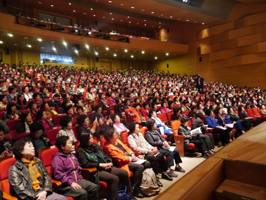 서울여성단체연합회 여성NGO대학 행사에 참석한 여성들이 강의를 듣고 있다.