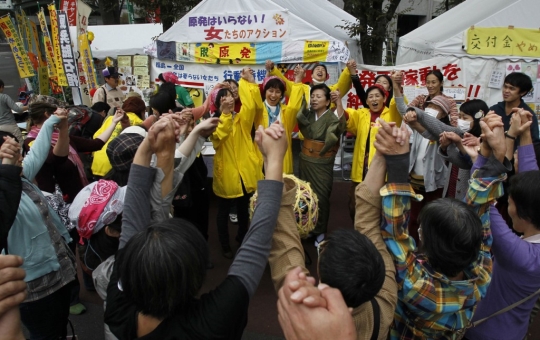 도쿄 경산성 청사 앞에서 시위를 벌이는 후쿠시마 여성들의 모습. 