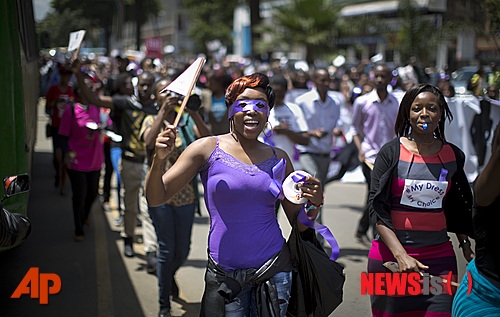 아프리카 케냐 여성들이 옷차림에 대한 자유를 보장하라며 17일(현지시간) 수도 나이로비에서 시위를 벌였다. ⓒ뉴시스·여성신문