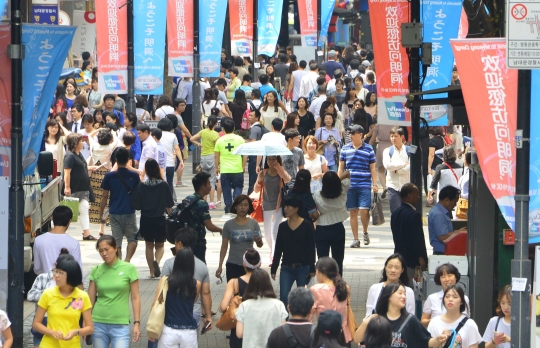 사진은 지난 8월 서울 중구 명동거리를 방문한 중국인 등 외국인 관광객 모습. ⓒ뉴시스·여성신문