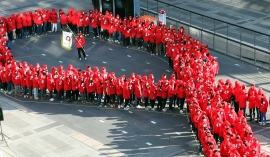 세계에이즈의 날인 12월 1일을 맞아 지난해 서울 청계광장에서 학생들이 에이즈 퇴치를 상징하는 빨간 리본 형상을 만들어 보이고 있다. ⓒ뉴시스·여성신문