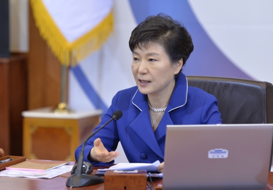 박근혜 대통령이 25일 오전 청와대에서 열린 제51회 국무회의에 참석, 주요 현안에 대해 모두발언을 하고 있다. ⓒ뉴시스·여성신문