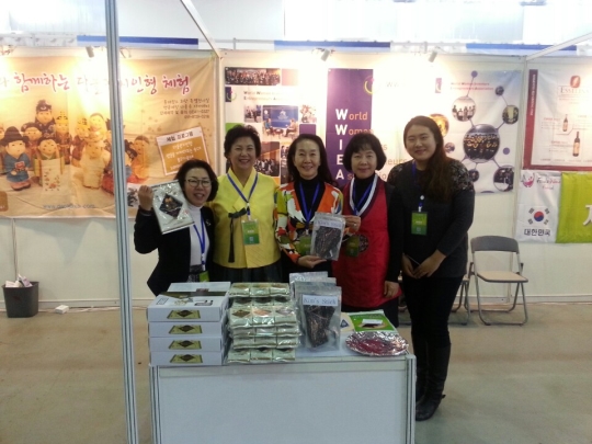 국제발명전시회에 참가한 한국기업 관계자들과 한미영 세계여성발명기업인협회 회장(왼쪽부터 세번째)이 기념촬영을 하고 있다. ⓒ세계여성발명기업인협회