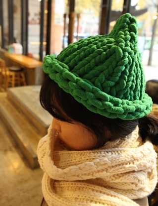 굵은 털실로 제작한 뜨개질 모자. ⓒ송영예의 '바늘 이야기' 제공