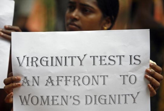 한 인도 여성이 2009년 인도의 수도 뉴델리에서 처녀성 검사에 대한 항의 팻말을 들고있다.