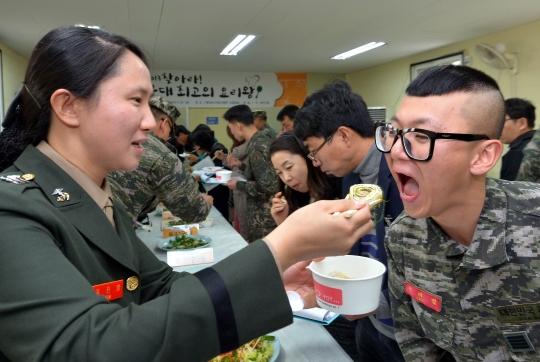 지난해 11월 열린 ‘2013 찾아라! 군대 최고의 요리왕’에서 심사위원이 장병에게 요리를 맛보이고 있다. ⓒ뉴시스·여성신문