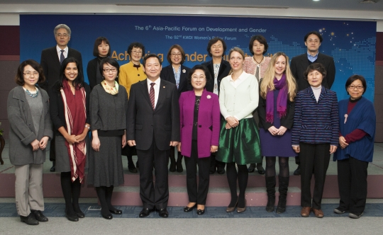 한국여성정책연구원이 16일 개최한 정책포럼에서 내년 여성계가 베이징행동강령을 정한지 20년을 맞아 개발원조 Post2015 체제에 양성평등을 목표로 정하고 실천해야 한다는 목소리가 나왔다.