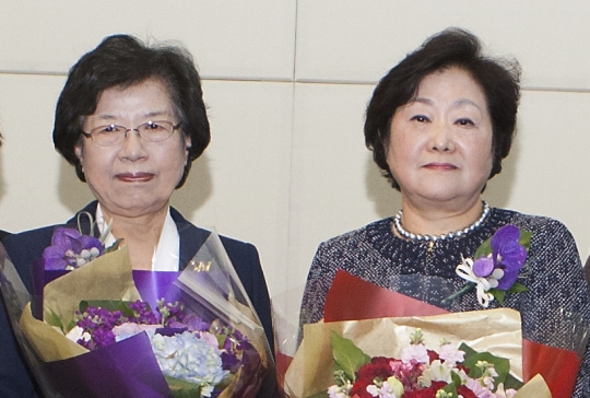 (왼쪽부터) 조형 한국여성재단 이사장과 이혜경 신임 이사장. ⓒ이정실 여성신문 사진기자