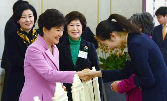 박근혜 대통령이 19일 오후 청와대에서 열린 여성기업인 오찬에서 참석자들과 인사를 나누고 있다. ⓒ뉴시스·여성신문