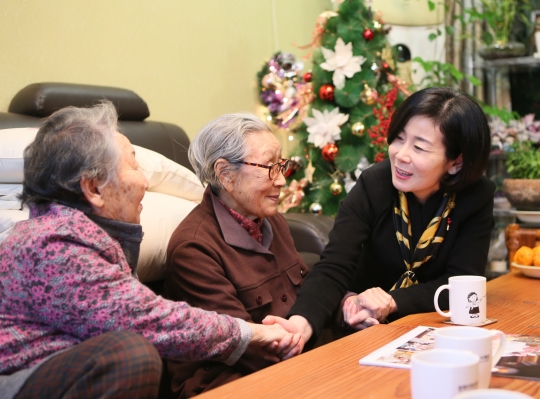 김희정 여성가족부 장관은 12월 19일 한국정신대문제대책협의회에서 운영하는 일본군위안부 피해자 보호시설 ‘평화의 우리집’을 방문해 길원옥 할머니와 김복동 할머니 등 위안부 피해 할머니들을 만나고 보온용품을 전달했다. ⓒ여성가족부