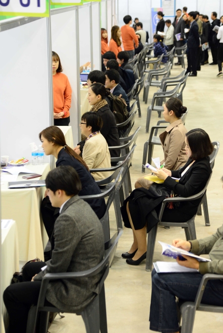 지난 11월 부산 벡스코 제2전시장에서 열린 2014 부산 잡 페스티벌 행사장을 찾은 한 구직자들이 현장채용 면접을 보고 있다.