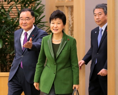 박근혜 대통령이 23일 오전 세종청사에서 열린 국무회의에 정홍원 국무총리와 함께 참석하고 있다. ⓒ뉴시스·여성신문