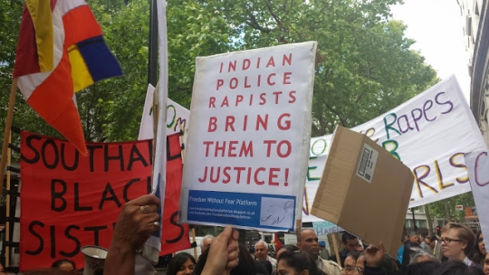 인도에선 여행 중이던 일본 여성이 1개월 가량 강금된 상태로 집단 성폭행을 당했다. 영국 런던에서 인도 성폭행 사건에 대해 반대를 외치며 시위를 벌이는 모습. ⓒ‘공포 없는 자유’ 웹사이트. freedomwithoutfearplatformuk.blogspot.co.uk