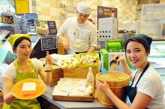 6일 서울 홈플러스 금천점에서 모델들이 100% 국내산 생콩을 사용한 즉석두부를 선보이고 있다. ⓒ홈플러스 제공