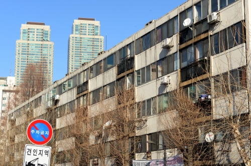 국회가 지난해 12월 재건축 규제 완화를 담은 부동산 3법을 처리하면서 강남권 아파트들이 수혜자로 떠올랐다. 사진은 서울 개포주공1단지.