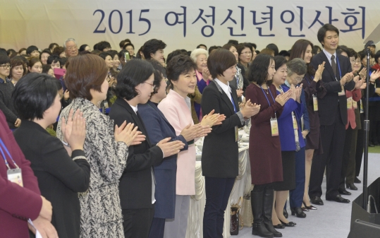 박근혜 대통령이 9일 오후 서울 은평구 진흥로 한국여성정책연구원에서 열린 2015년 여성신년인사회에 참석, 김희정 여성가족부 장관의 인사말에 박수치고 있다. ⓒ뉴시스·여성신문