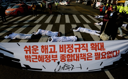 금속노조 쌍용자동차 해고노동자와 연대단체 참가자들이 9일 오전 서울 서초대로 대법원 앞에서 출발, 비정규직 법·제도 철폐를 위해 오체투지 2차 행진을 하고 있다. ⓒ뉴시스·여성신문