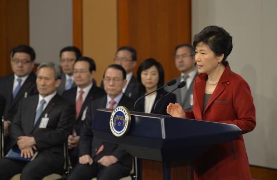 박근혜 대통령이 12일 오전 청와대 춘추관에서 신년 기자회견을 통해 인적쇄신에 대해 질문을 받고 대답하고 있다. ⓒ뉴시스·여성신문