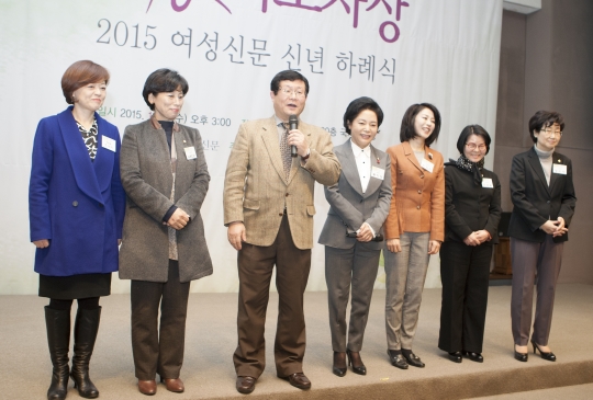 13일 오후 서울 중구 한국프레스센터에서 열린 여성신문 신년하례식에서 여야 의원들이 함께 단상에 올라 새해 덕담을 하고 있다. ⓒ이정실 여성신문 사진기자