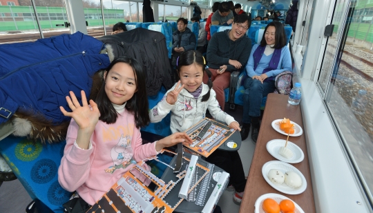 청량리와 정선을 왕복운행하는 정선아리랑열차 A-train 개통열차를 탑승한 어린이 승객들이 15일 객차 안에서 음식을 앞에 두고 즐거워하고 있다.